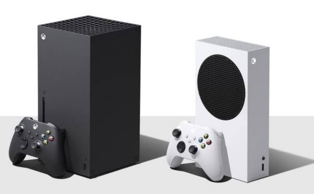 A la izquierda, la Xbox Series X, que cuenta con lector de discos y más potencia. Y a la derecha, la Xbox Series S, sin lector de disco y con una potencia reducida.