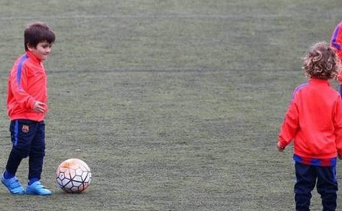 Thiago Messi tuvo su primer día de entrenamiento en la escuela de fútbol del Barcelona