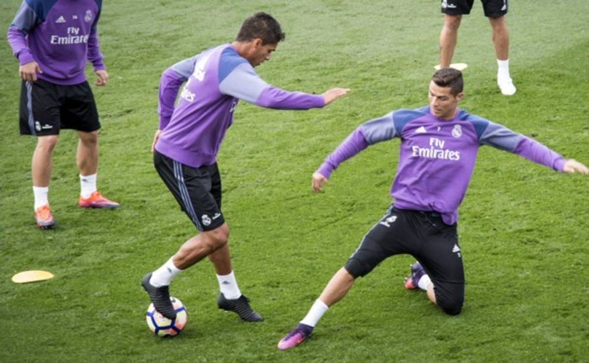 VIDEO: Cristiano Ronaldo se molesta en el entrenamiento y lanza un pelotazo a la prensa