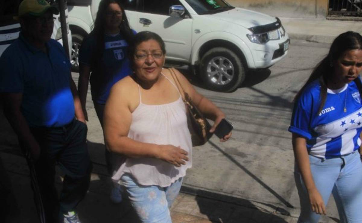 Doña Flor llegó a darle la bendición a Amado Guevara