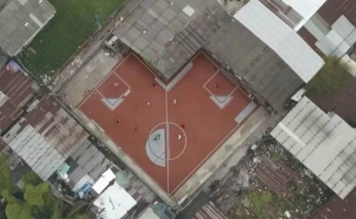 Las extrañas canchas de fútbol que hicieron en Bangkok