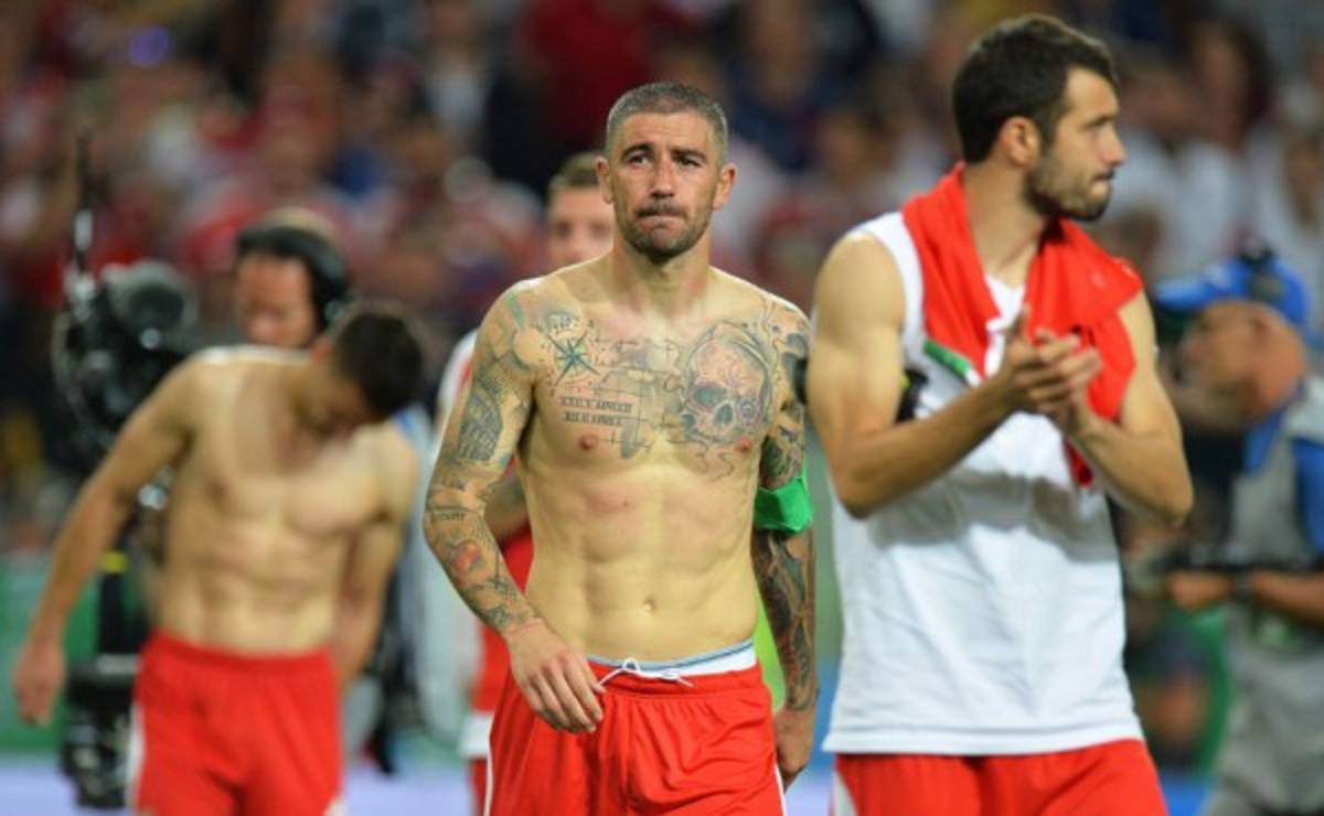 CURIOSO: El show de Neymar, jugador queda 'desnudo' y ¡pelea en las gradas!