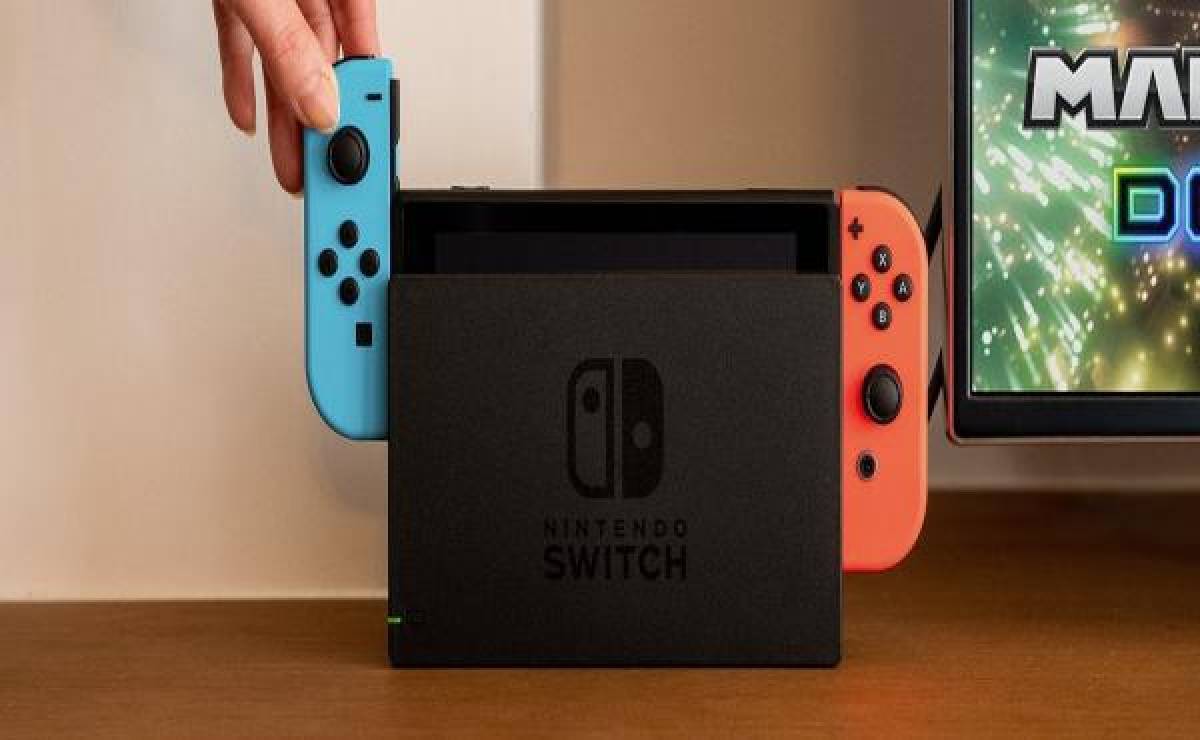 La versión más estándar de la Nintendo Switch, con sus Joy-Con azul y rojos, aunque se pueden comprar por separado en otros colores.