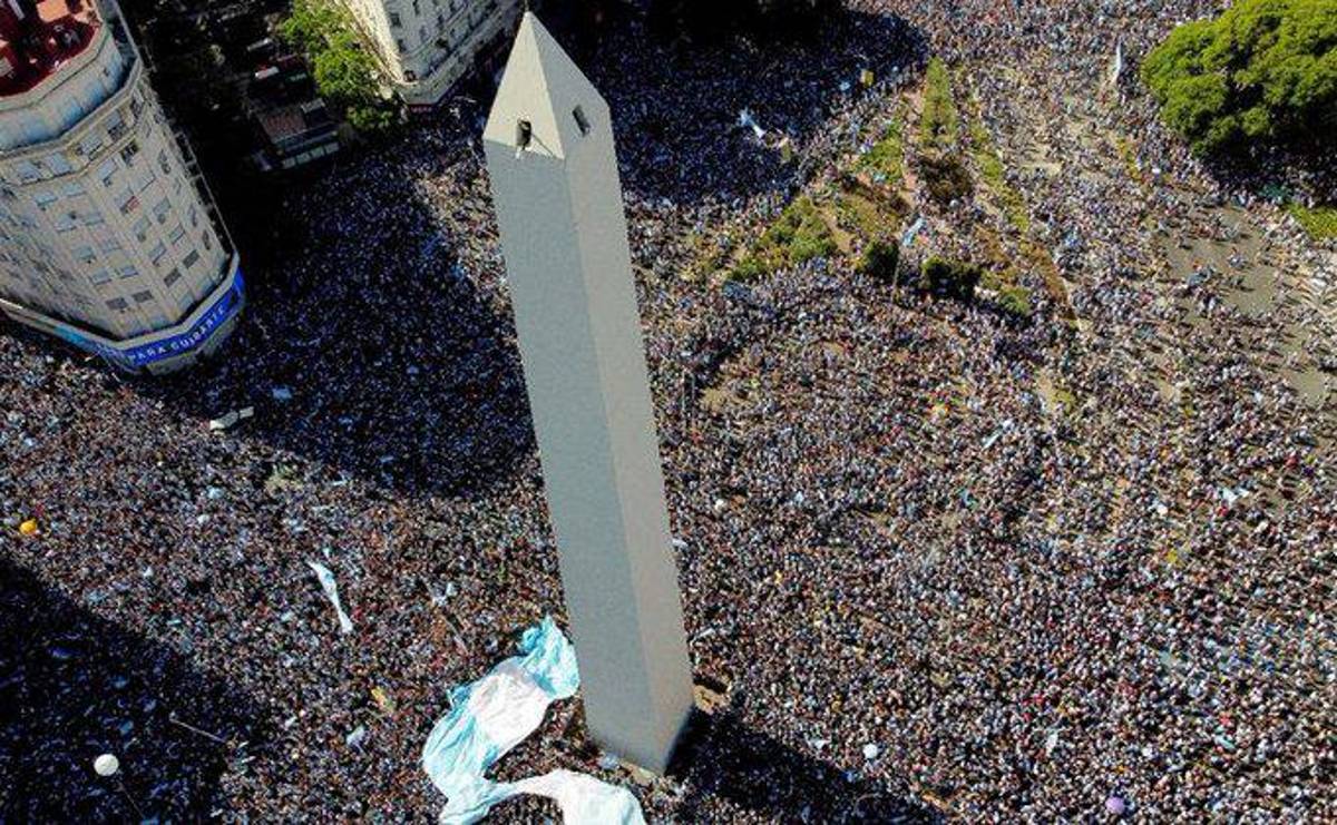 Una marea de gente y feriado nacional: Locura total en el Obelisco por el título de Argentina en la Copa del Mundo