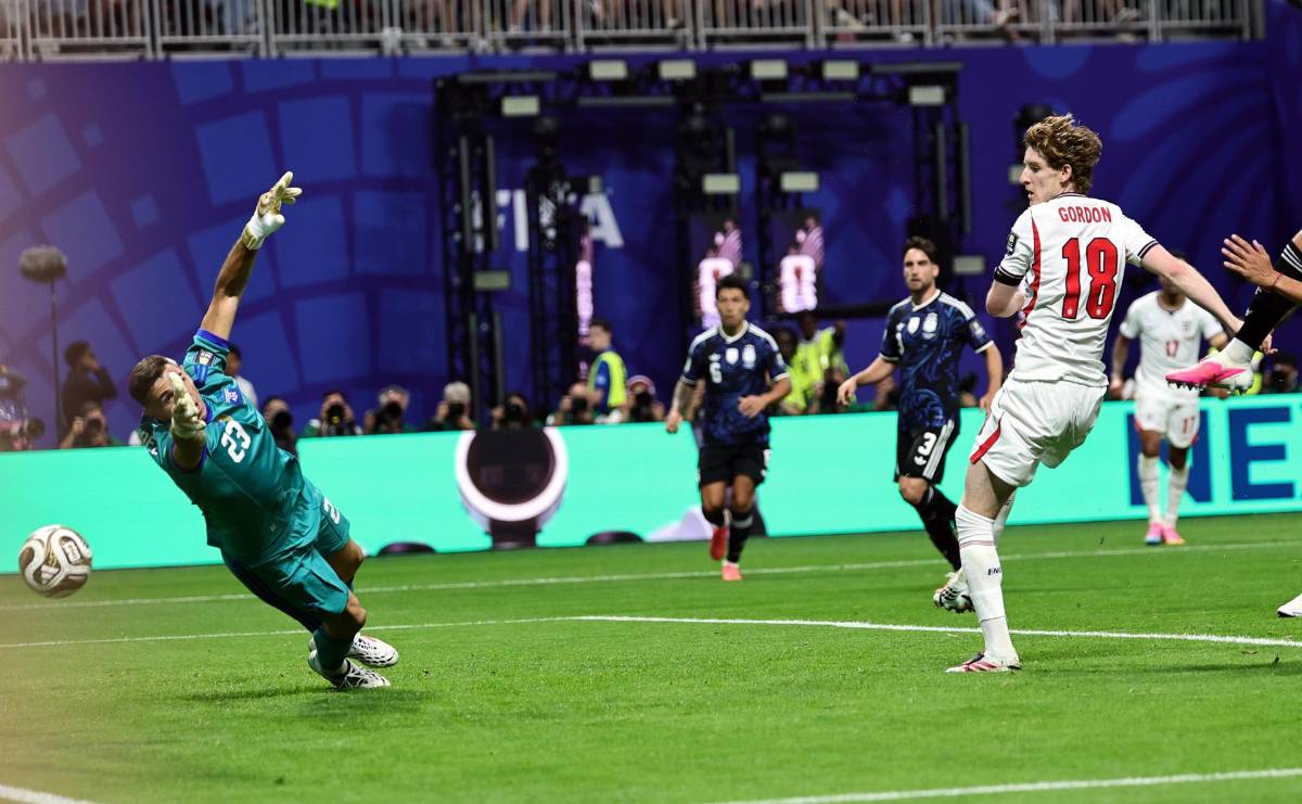 La roja que el VAR no revisó, la salvada del partido y magia de Messi con Argentina