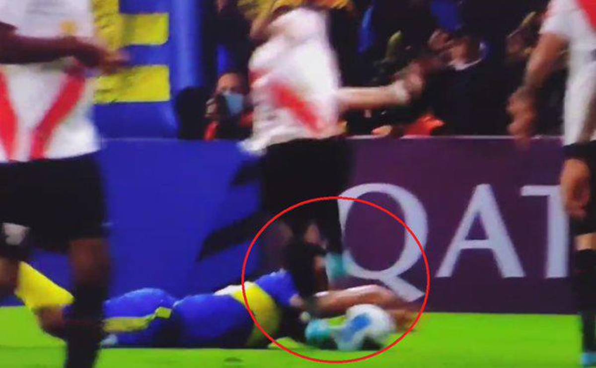 Patadón en el rostro y zafarrancho en La Bombonera: la brutal agresión en la cara a futbolista de Boca Juniors