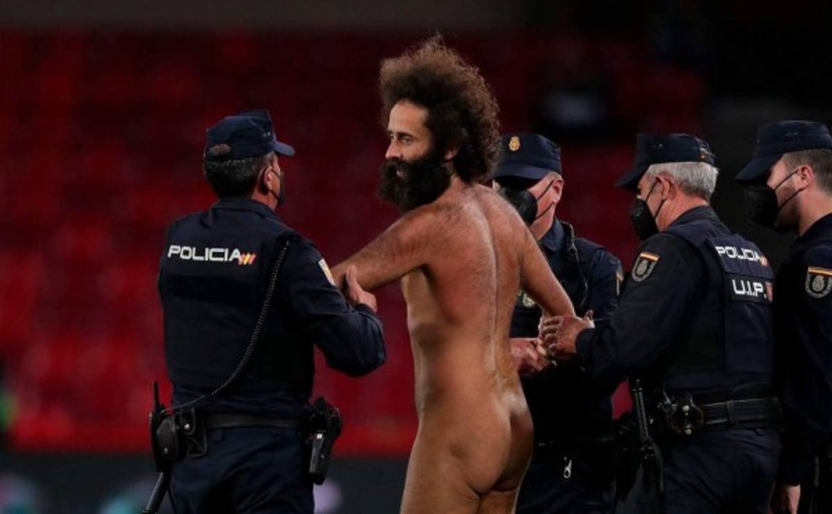 De no creer y en partido a puerta cerrada: Así fue la entrada de un espontáneo desnudo en el Granada-Manchester United   