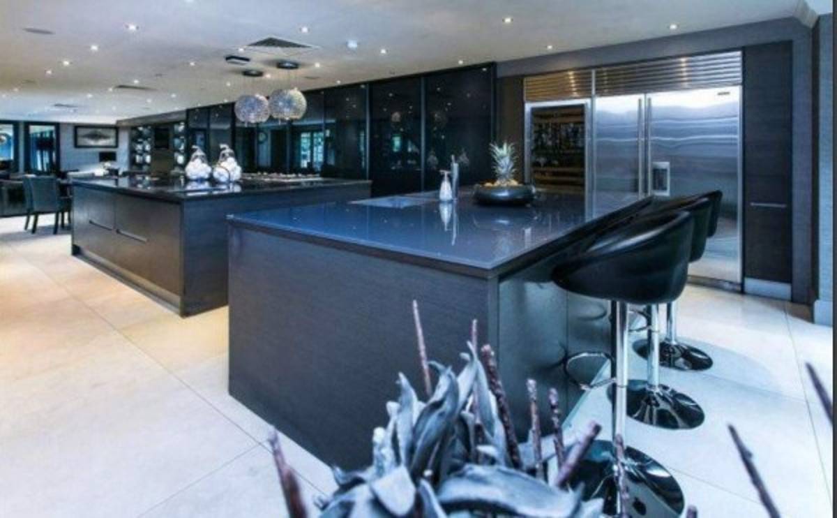 Con cancha de fútbol: La mansión de €4.2 millones de un exjugador del Manchester City