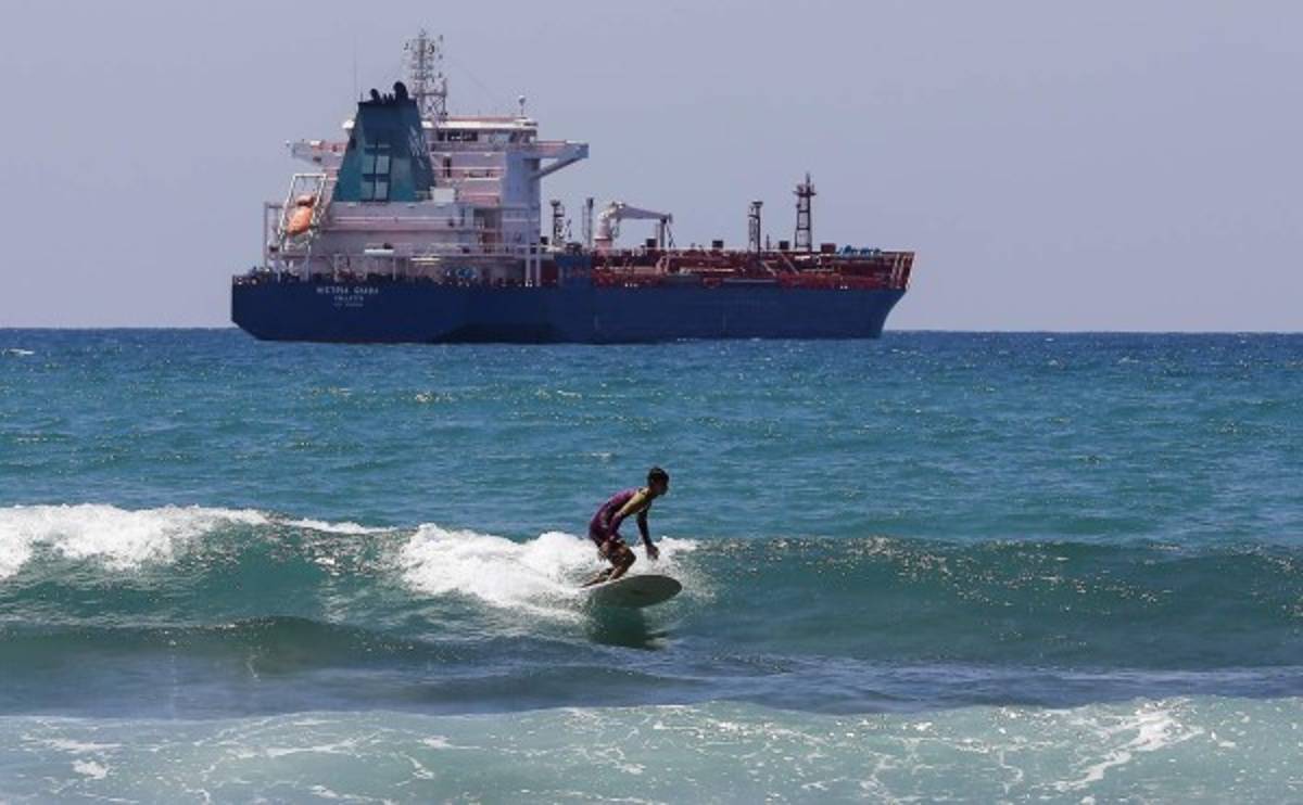 ¡Vaya historia! Sirio huye de la guerra, descubre el mar y se lanza al surf   