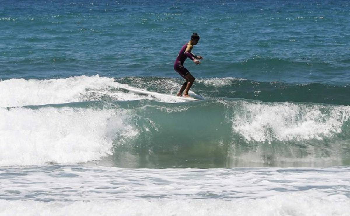 ¡Vaya historia! Sirio huye de la guerra, descubre el mar y se lanza al surf   