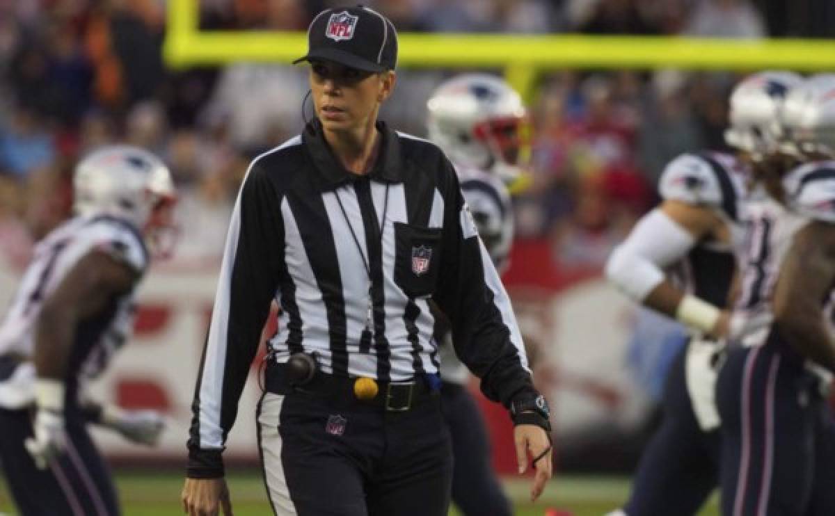 Sarah Thomas, la primera mujer que pitará un partido de playoffs en la historia de la NFL