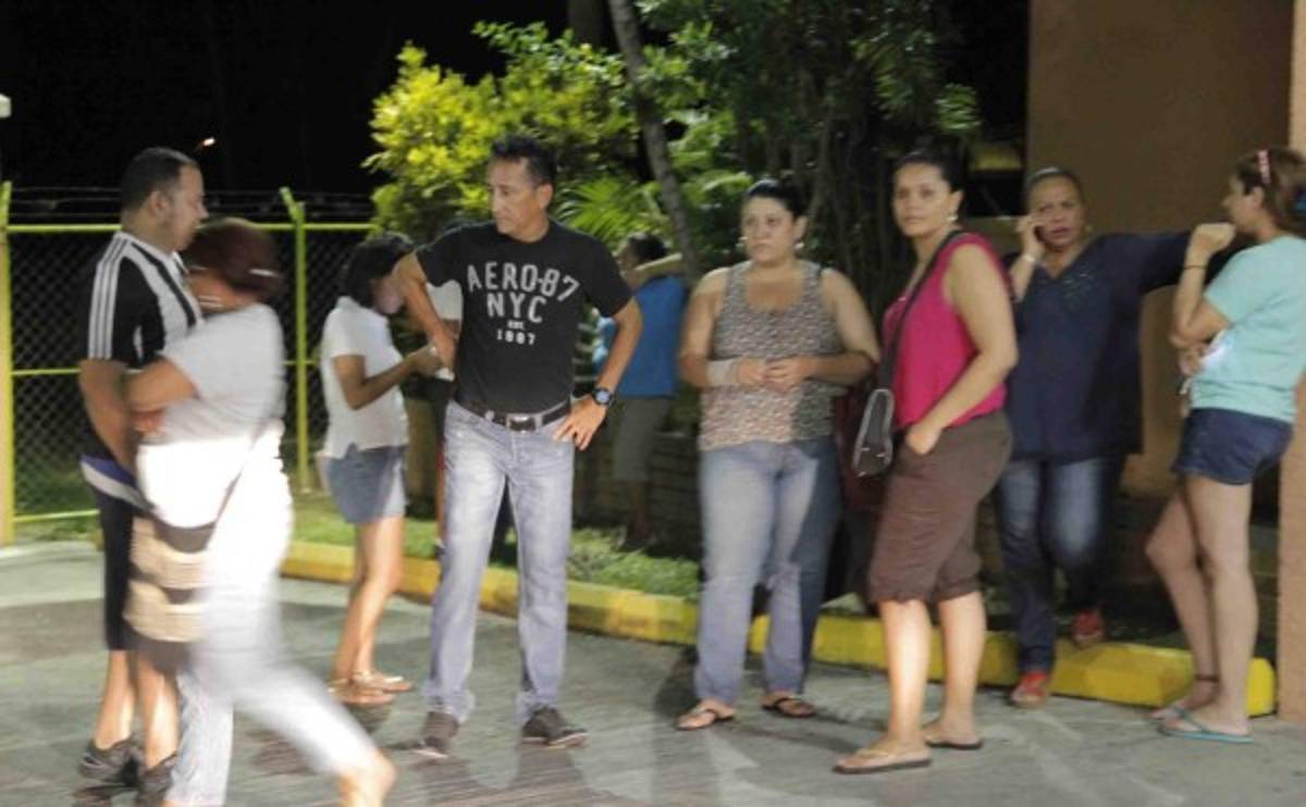 Familiares y amigos llegan a Hospital donde murió Enrique Reneau