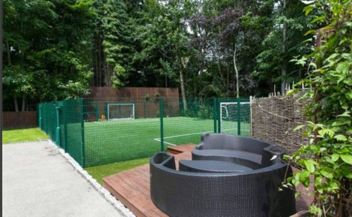 Con cancha de fútbol: La mansión de €4.2 millones de un exjugador del Manchester City