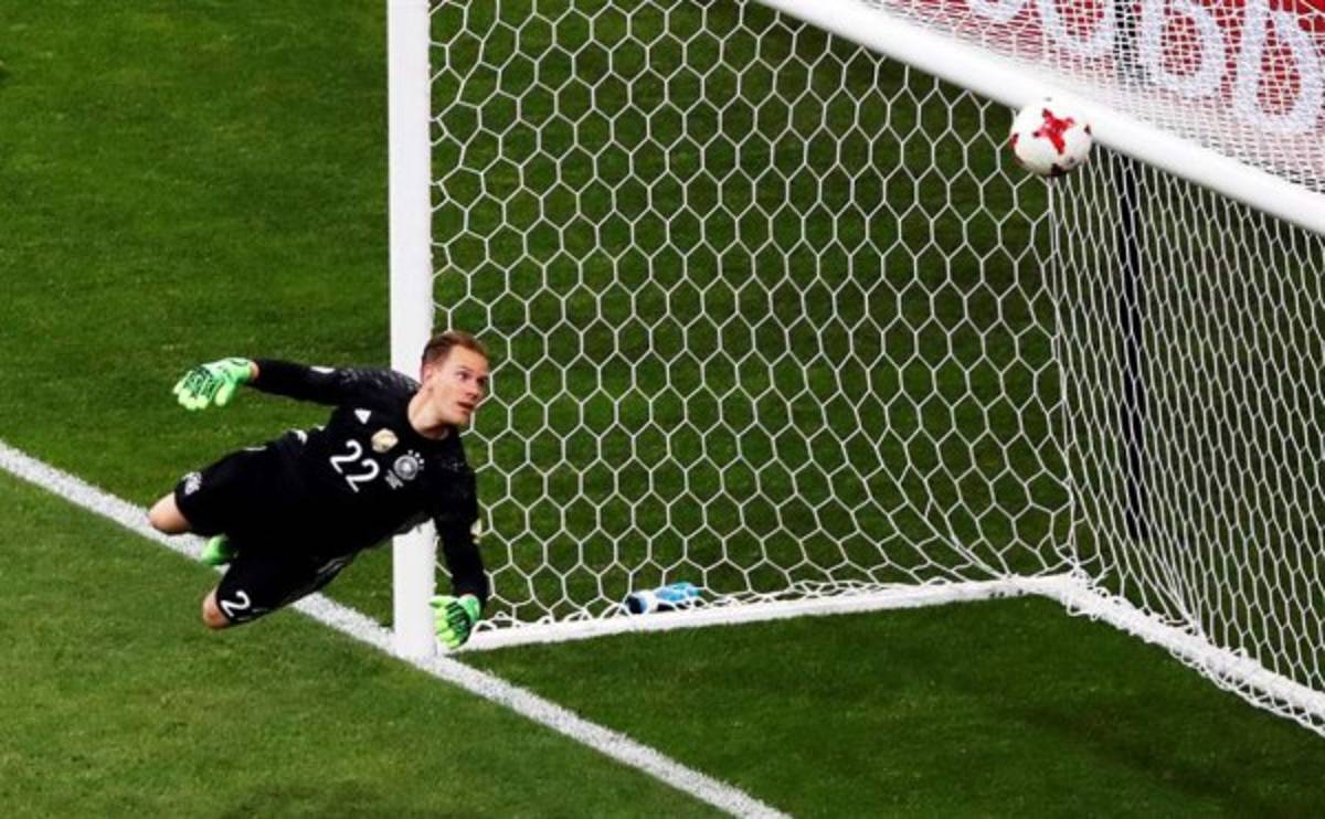 NO SE VIO POR TV: ¿Qué hacía Löw y qué le dijo Marco Fabián? El abrazo de 'Memo' Ochoa