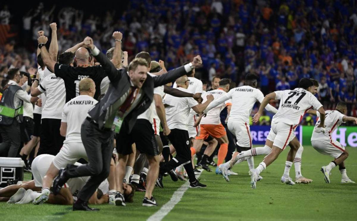 Locura total de los hinchas y jugadores del Eintracht por la Europa League y el llanto de los jugadores del Rangers