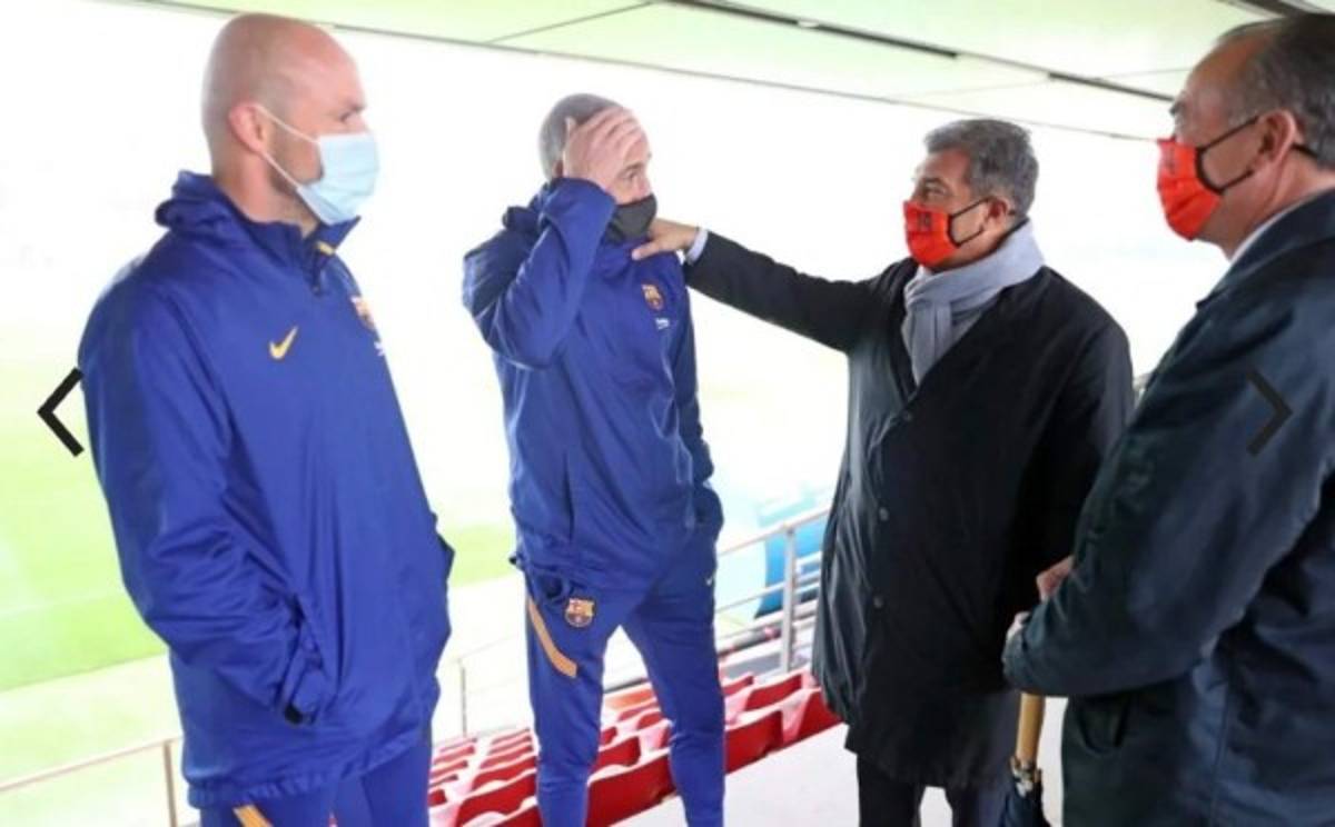 Íntima charla a los jugadores y paseo con Koeman: Así fue la visita de Laporta a la plantilla