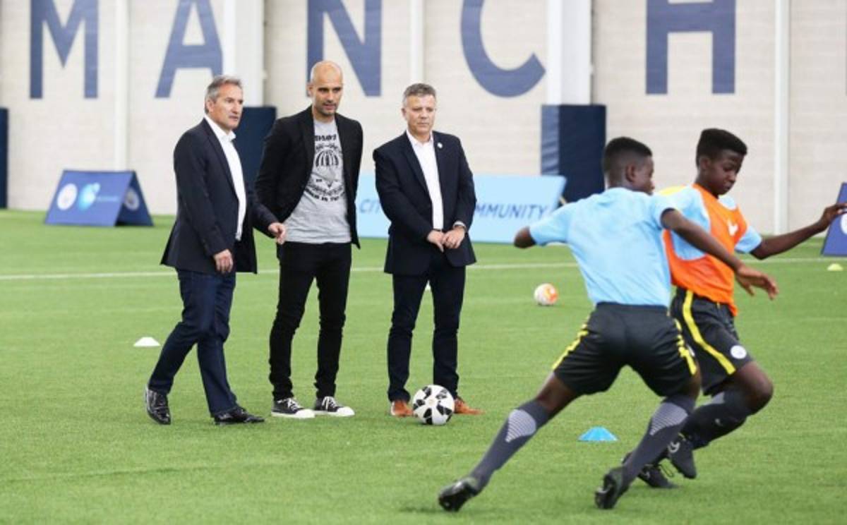 Fotos: El primer día de Guardiola en Manchester, llegó en taxi a la presentación