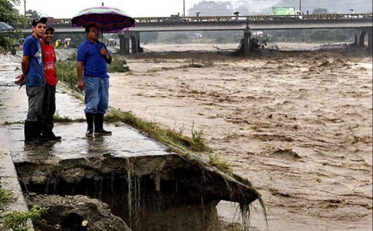 Tenebrosas fotos: Se cumplen 20 años del mortífero paso del Huracán Mitch por Honduras