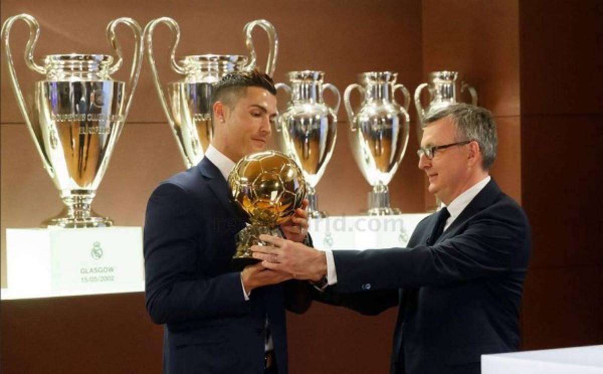 Las 12 fotos de Cristiano Ronaldo recibiendo el cuarto Balón de Oro