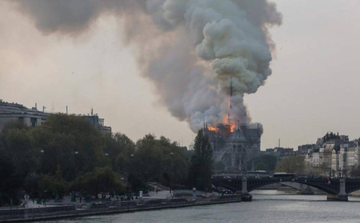 Tristes imágenes: Así agarró fuego la reconocida catedral de Notre Dame en París