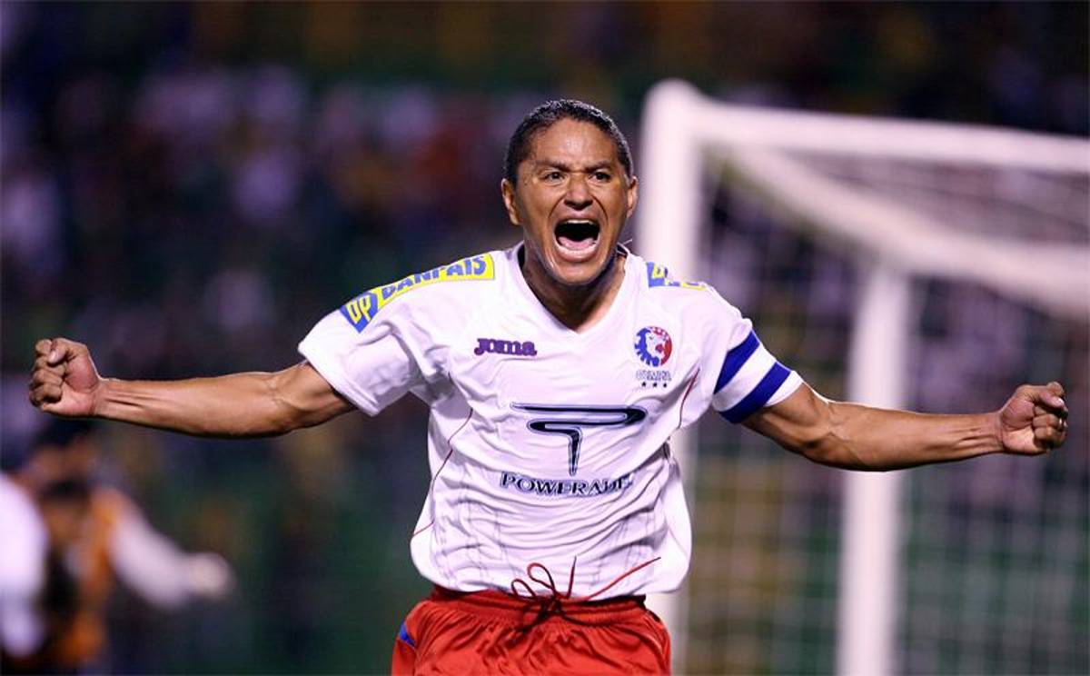 Lista privilegiada: ¡Los únicos 8 futbolistas en marcar más de 100 goles en Liga Nacional de Honduras!