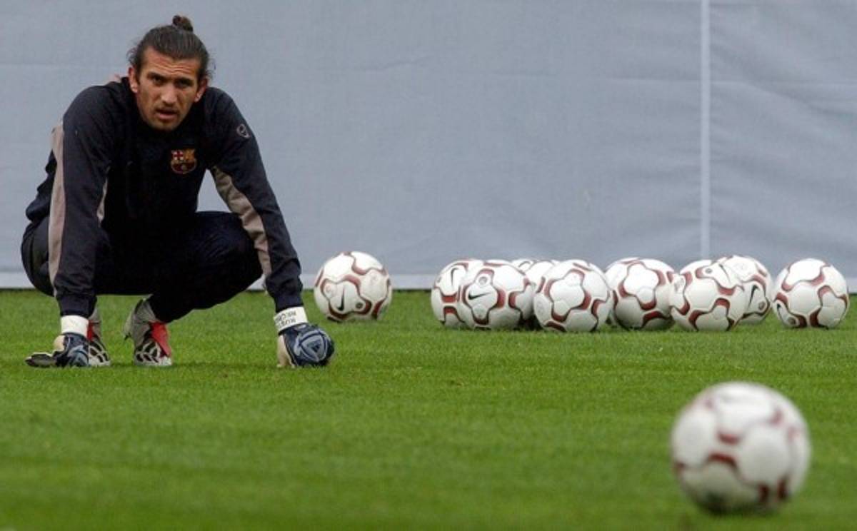 ¿Qué fue de Rustu Recber, el turco que llegó como estrella y se ''estrelló'' en el Barcelona?