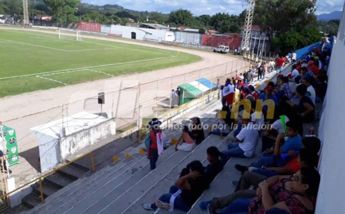 EN FOTOS: Siguatepeque vibra con visita de Olimpia y el humilde autobús en que llegó Real de Minas