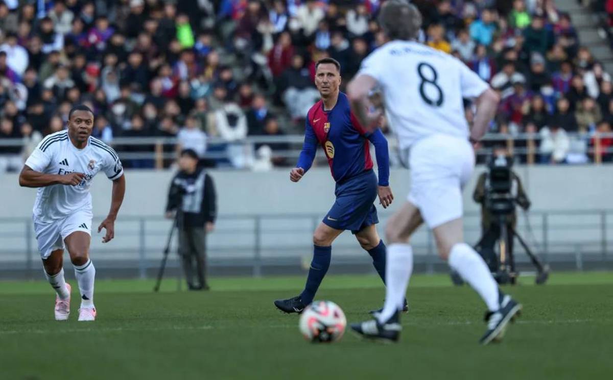 Las leyendas del Barcelona volvieron a derrotar al Real Madrid en el Clásico: el gesto de los blancos con Iniesta