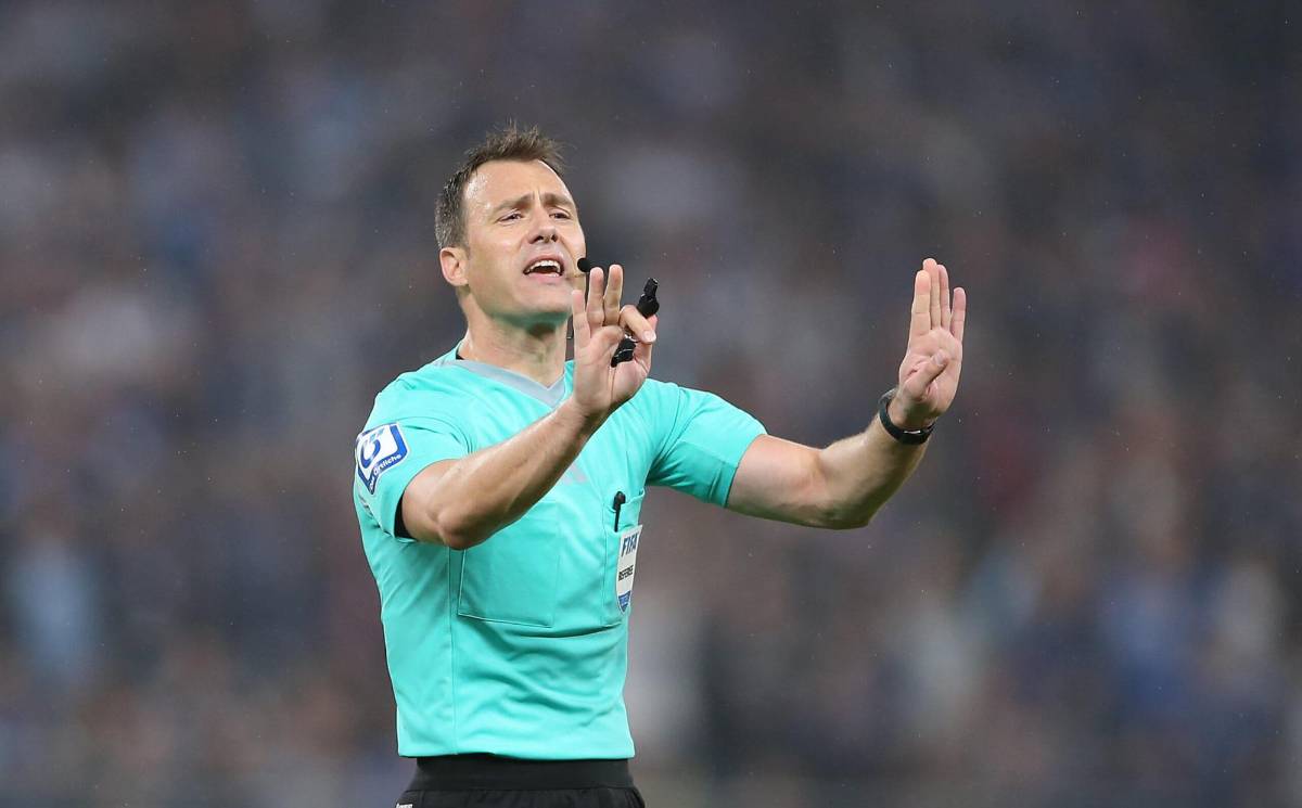 ¿Dirigirá el Honduras-México? Iván Barton recibe tremenda nominación y entra en la selecta lista de árbitros