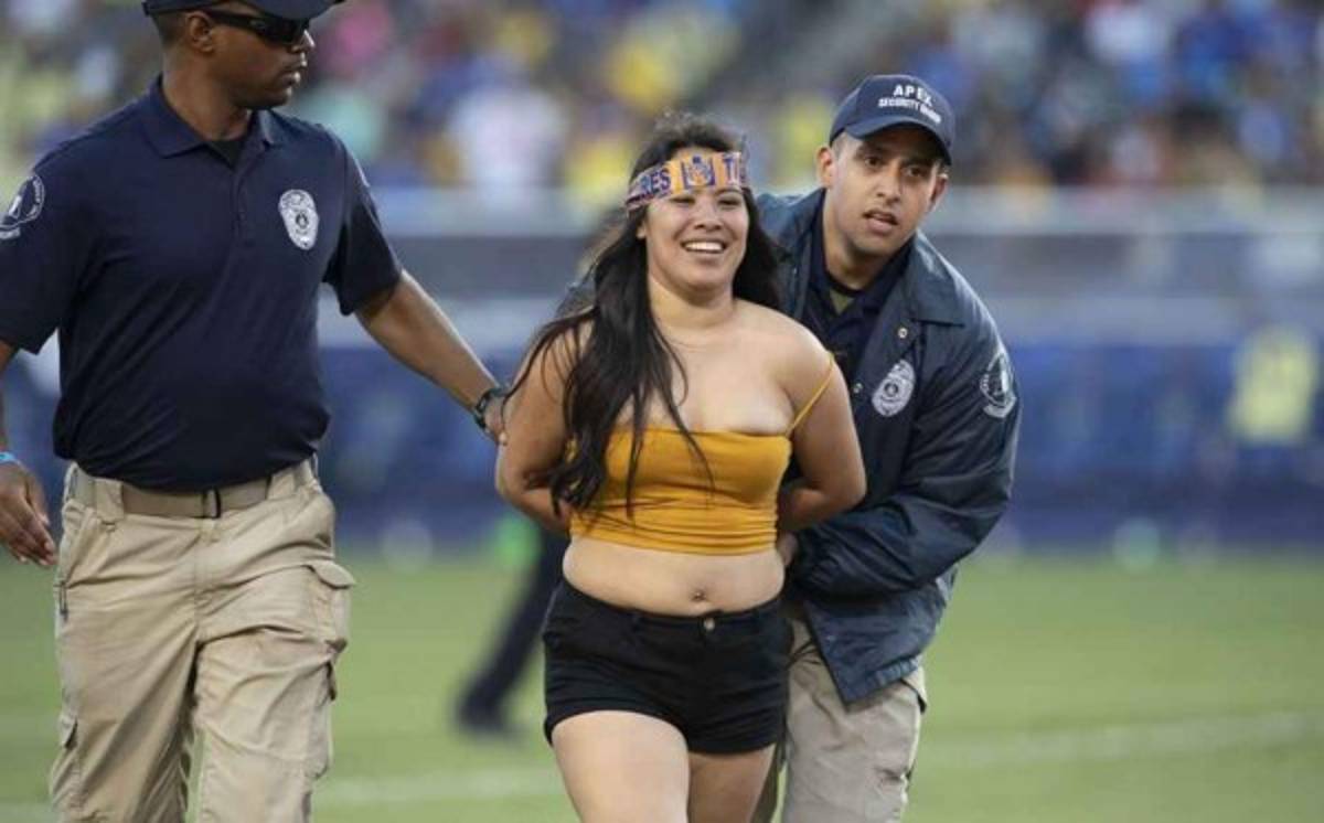 ¡Locura por un beso de Gignac! Las imágenes imperdibles de la hincha mexicana que saltó al campo