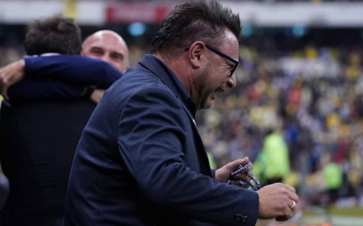 Antonio Mohamed rompe en llanto tras cumplir su promesa en la final de la Liga MX