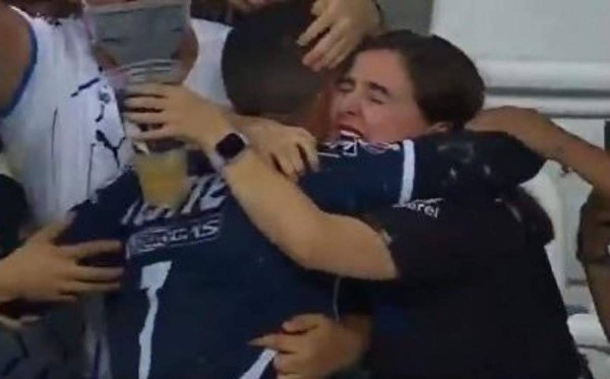 Aficionada de Monterrey se hizo viral por abrazar a Funes Mori y revela cómo huele el delantero