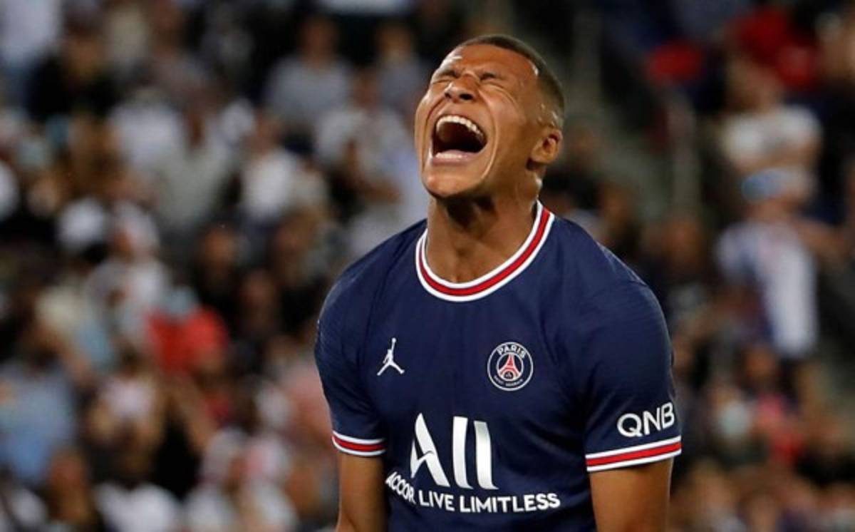 Arde el mercado: cuatro bajas en Barcelona, golpe en la mesa por Mbappé, primera víctima de CR7 en el United y los fichajes oficiales