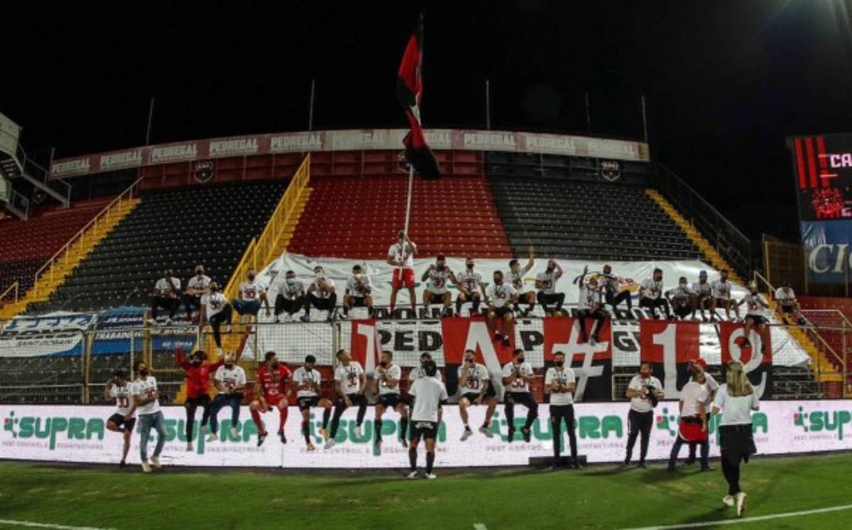 ¿Seguirá Alex López? Posibles fichajes en Alajuelense y movimientos tras salir campeones