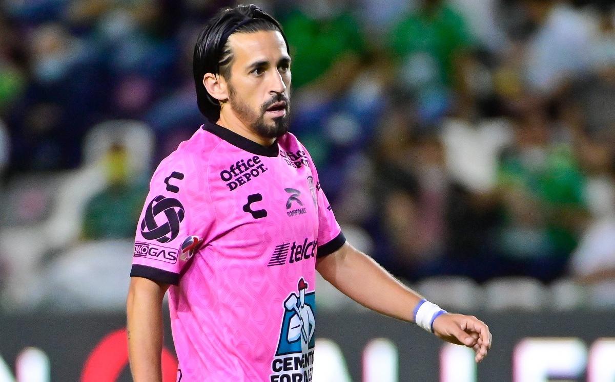 La maldición del futbolista mexicano inició con el Club León a finales del 2021.