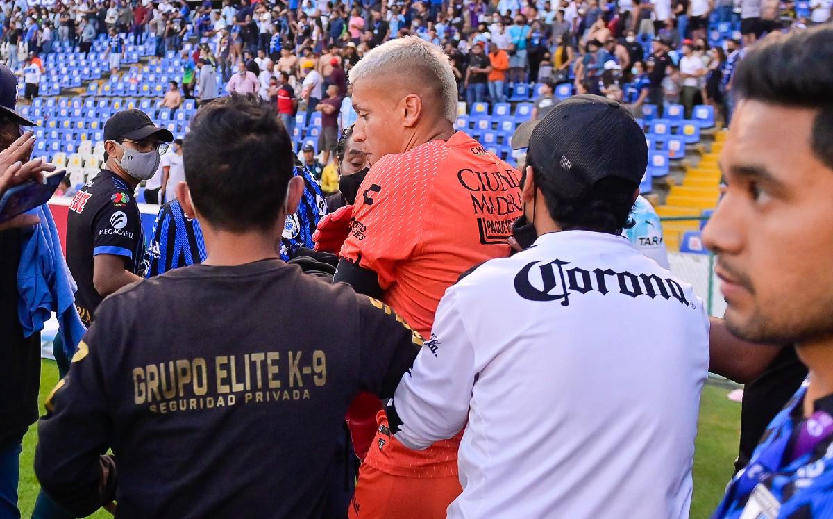 Tragedia en México: Así fue la impactante pelea entre barras de Querétaro y Atlas que dejó más de 17 muertos