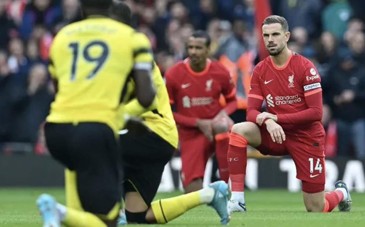 Jugadores de la Premier no se pondrán rodilla en tierra contra el racismo antes de cada partido, anuncian previo el inicio del torneo