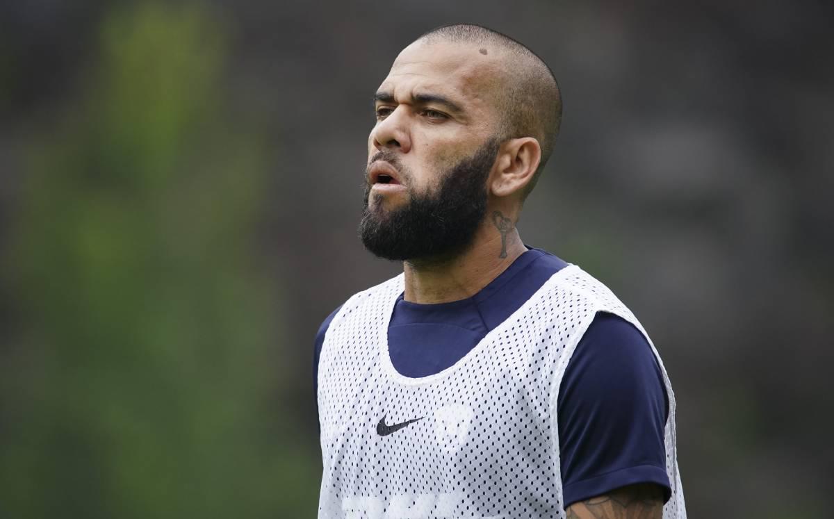 Un mes tras la rejas: la vida de Dani Alves en la cárcel, lo que ha pedido para su celda y le compra comida a los otros reclusos