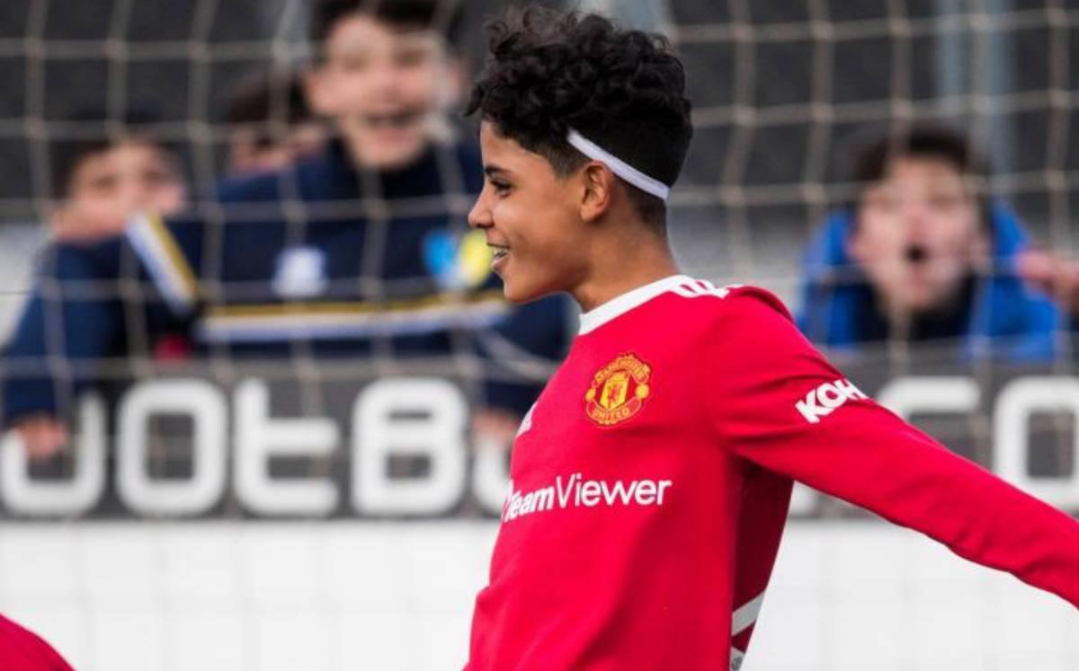 Cristiano Jr. destaca entre sus compañeros por la preparación física que le inculca su padre.