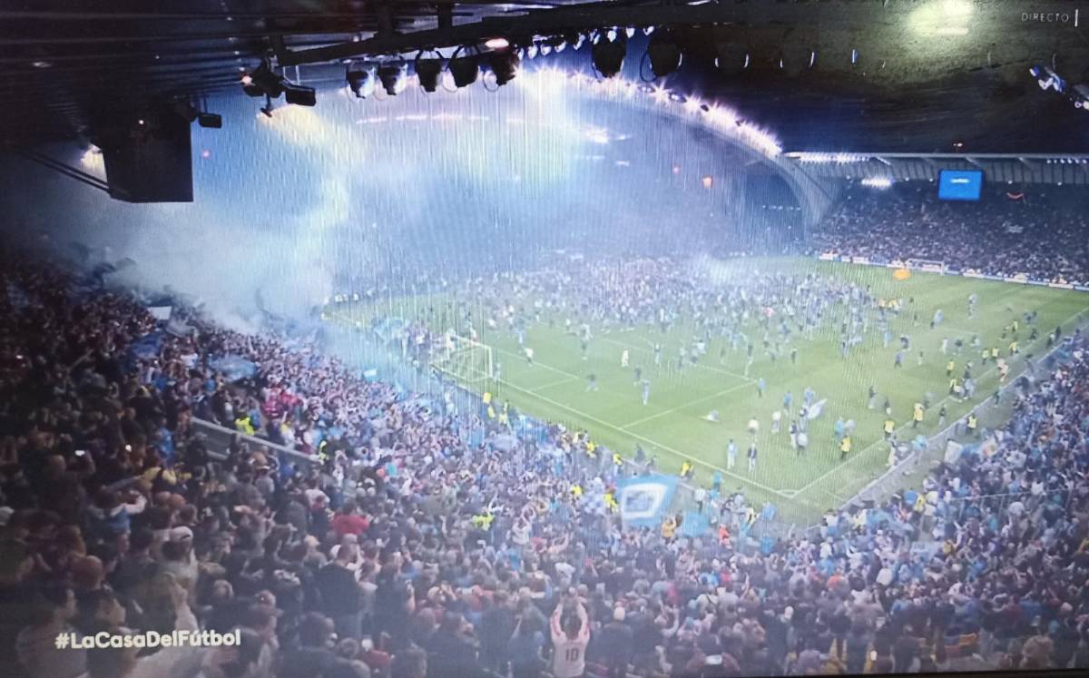 Brutal invasión y “Chucky” Lozano como Superman: la histórica celebración del título del Napoli en Italia