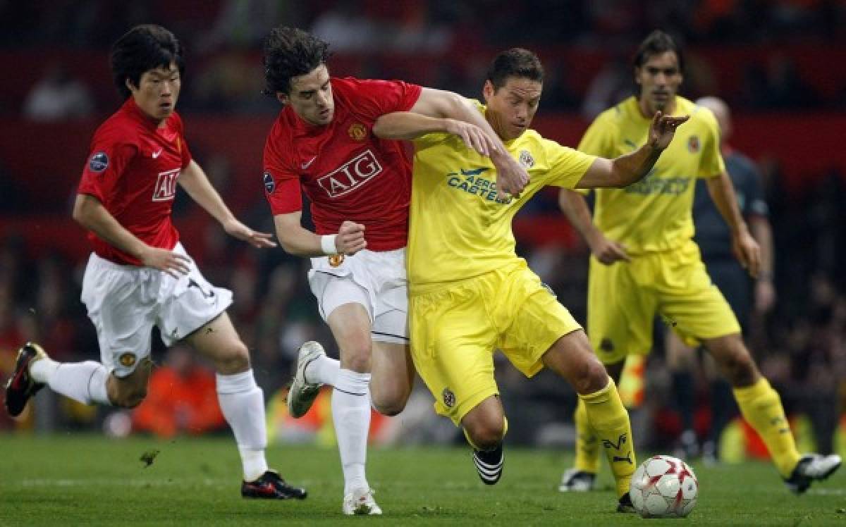 Manchester United&#39;s Owen Hargreaves, 2nd left, vies with Villarreal&#39;s Guille Franco, 2nd right, during their UEFA Champions League group E soccer match at Old Trafford Stadium, Manchester, England, Wednesday Sept. 17, 2008