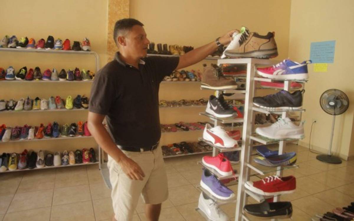 FOTOS: Emilio Umanzor está sin empleo en el fútbol y ayuda a su esposa