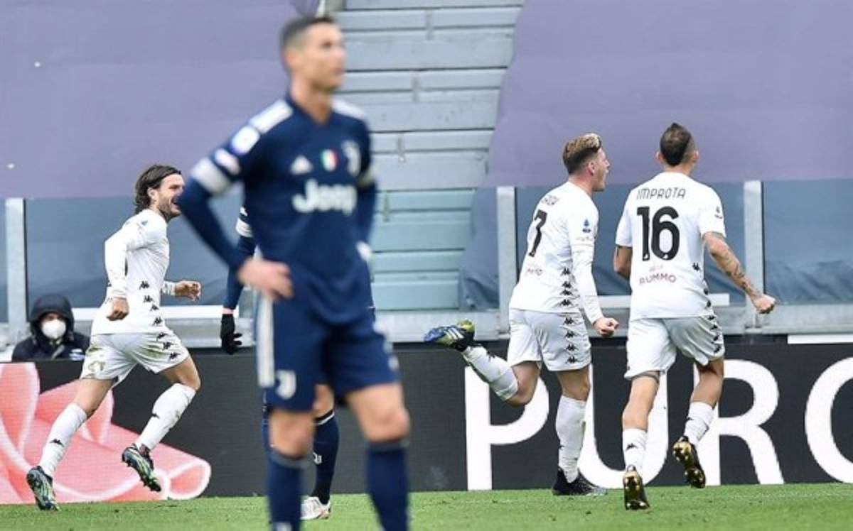 De rodillas y destruido: las duras imágenes de Cristiano Ronaldo tras sufrir otro ridículo con la Juventus
