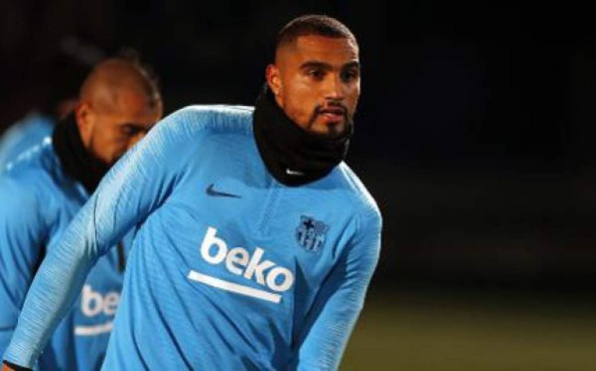 ¡Nuevo amigo! Así recibieron a Kevin Prince Boateng en su primer entrenamiento con el Barcelona