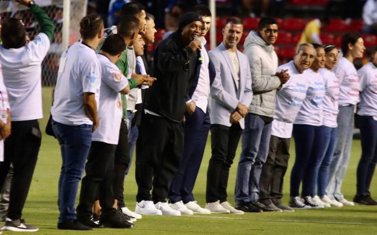 Así fue el regreso de Ronaldinho a México para la reapertura del estadio del Querétaro: solo aguantó medio tiempo
