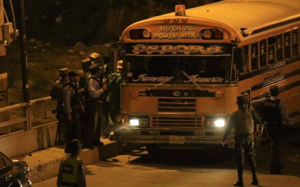 FOTOS: Barras del Olimpia y Marathón cruzan disparos en pleito