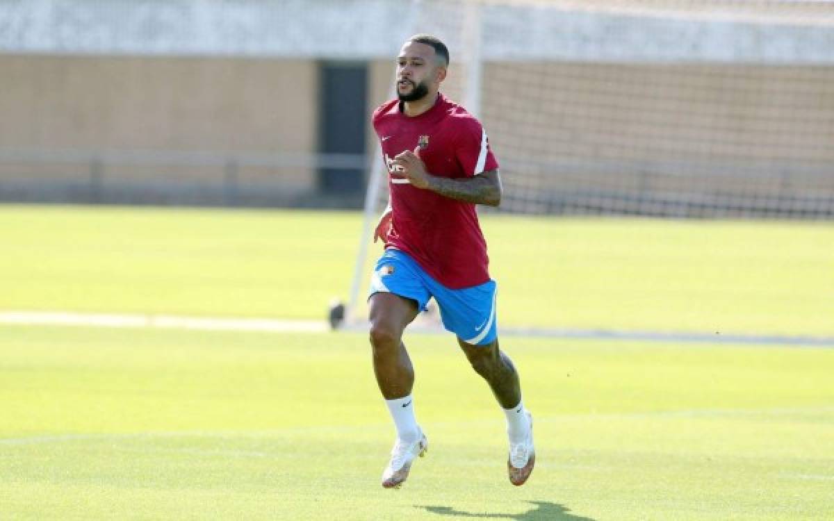 Así fue el primer entreno de Depay en el Barcelona: Solitario, serio y solo un crack lo abrazó