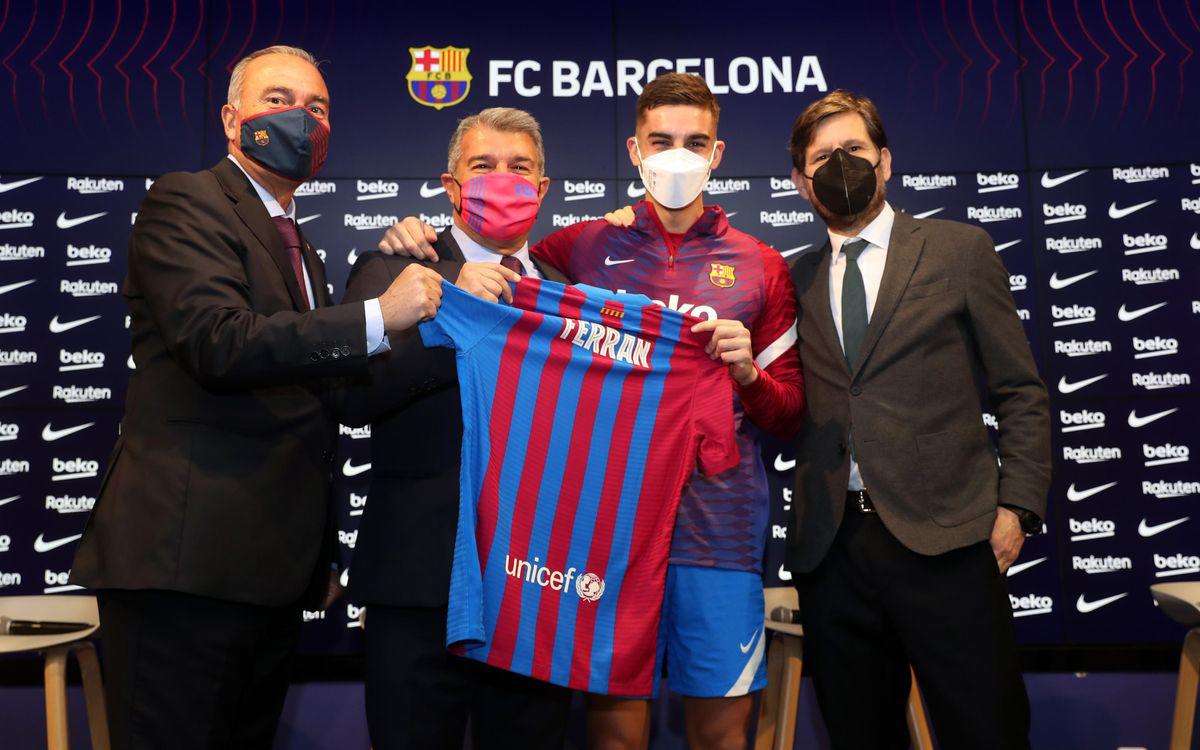 Así fue la presentación de Ferran Torres en el Barcelona: Locura en el Camp Nou, sus mejores amigos ¿y el dorsal?