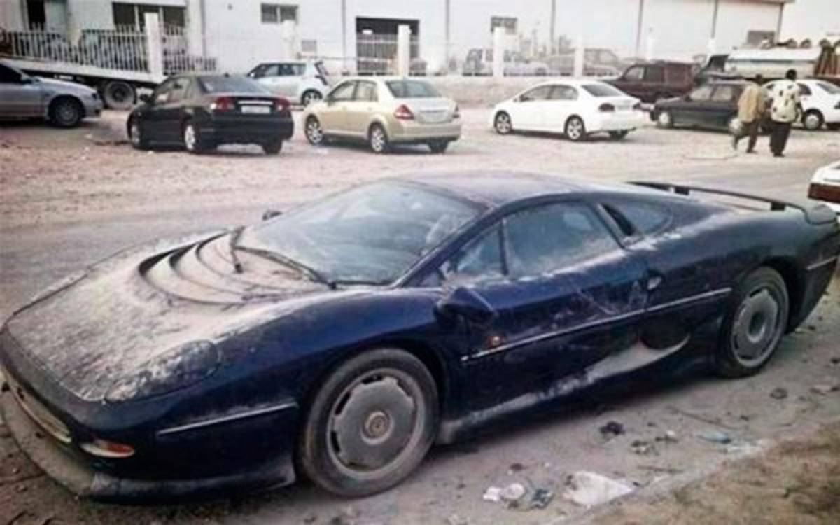 Lujosos autos deportivos están en el abandono en calles de Dubai
