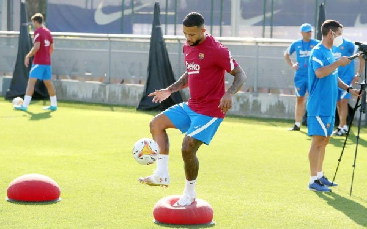 Así fue el primer entreno de Depay en el Barcelona: Solitario, serio y solo un crack lo abrazó